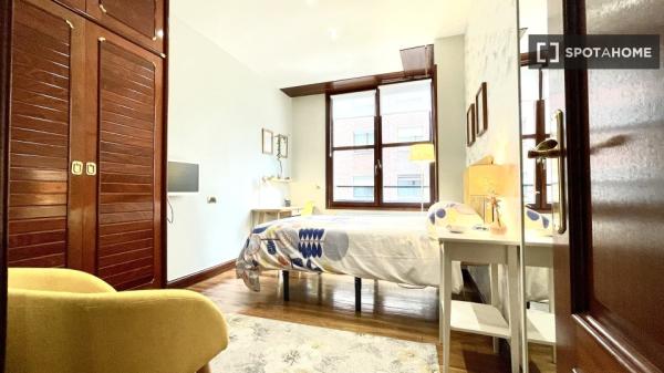 Spacious room in 5-bedroom apartment in Abando, Bilbao
