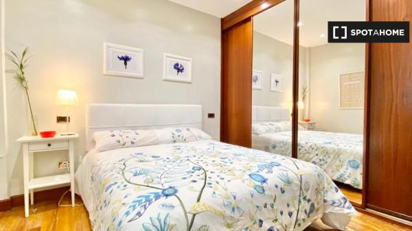 Grande chambre dans un appartement de 5 chambres à Abando, Bilbao