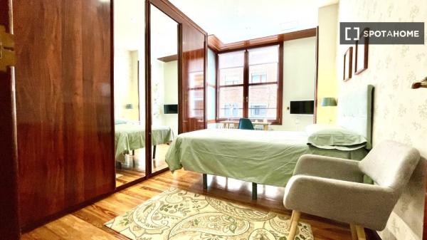 Spacious room in 5-bedroom apartment in Abando, Bilbao
