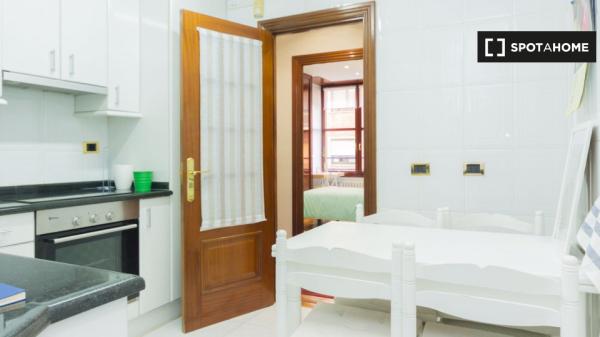 Grande chambre dans un appartement de 5 chambres à Abando, Bilbao
