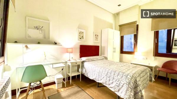 Room in 4-bedroom apartment in Abando and Indautxu, Bilbao