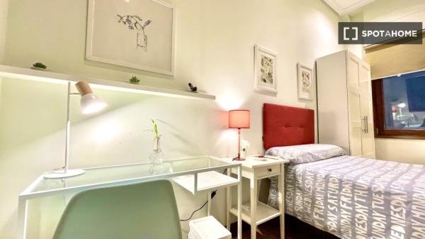 Room in 4-bedroom apartment in Abando and Indautxu, Bilbao