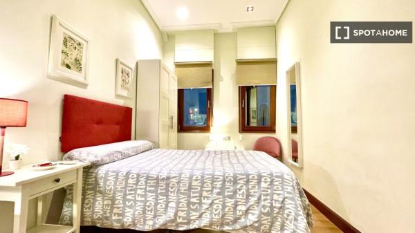 Room in 4-bedroom apartment in Abando and Indautxu, Bilbao