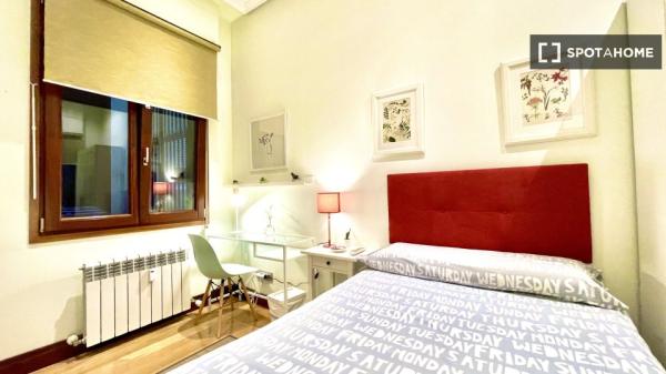 Room in 4-bedroom apartment in Abando and Indautxu, Bilbao