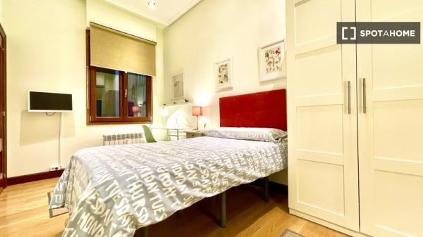 Room in 4-bedroom apartment in Abando and Indautxu, Bilbao