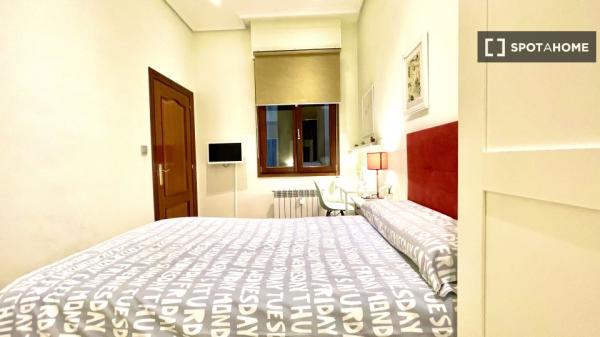 Room in 4-bedroom apartment in Abando and Indautxu, Bilbao