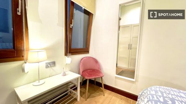 Room in 4-bedroom apartment in Abando and Indautxu, Bilbao