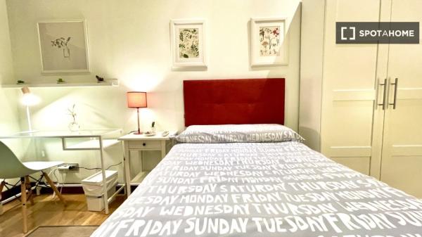 Room in 4-bedroom apartment in Abando and Indautxu, Bilbao