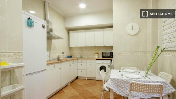 Room in 4-bedroom apartment in Abando and Indautxu, Bilbao