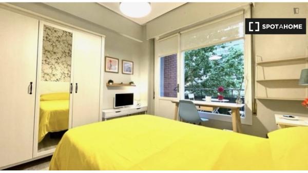 Habitación equipada en piso de 5 habitaciones en Indautxu, Bilbao