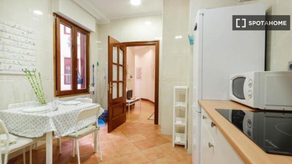 Room in 4-bedroom apartment in Abando and Indautxu, Bilbao