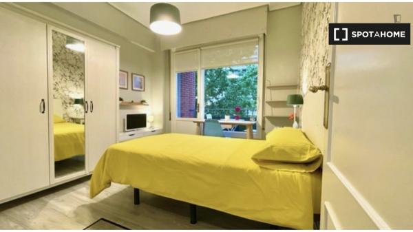 Habitación equipada en piso de 5 habitaciones en Indautxu, Bilbao