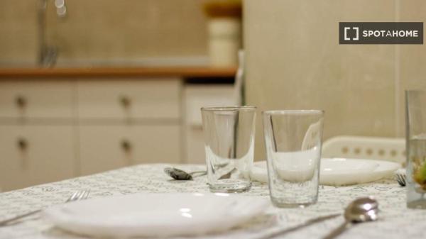 Room in 4-bedroom apartment in Abando and Indautxu, Bilbao