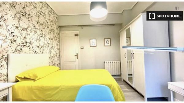 Habitación equipada en piso de 5 habitaciones en Indautxu, Bilbao