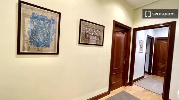 Room in 4-bedroom apartment in Abando and Indautxu, Bilbao