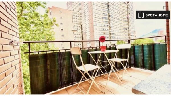 Habitación equipada en piso de 5 habitaciones en Indautxu, Bilbao