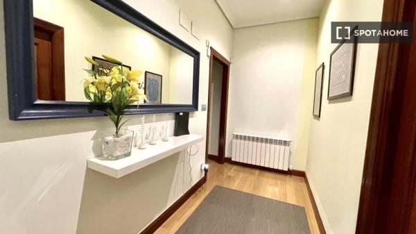 Room in 4-bedroom apartment in Abando and Indautxu, Bilbao