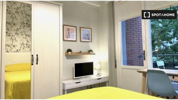 Habitación equipada en piso de 5 habitaciones en Indautxu, Bilbao