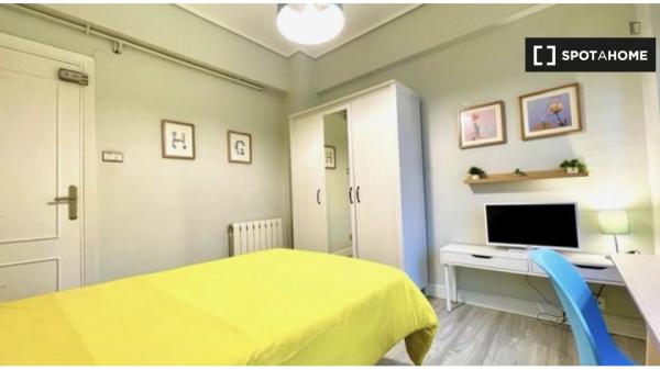 Habitación equipada en piso de 5 habitaciones en Indautxu, Bilbao