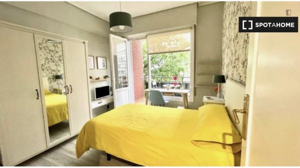 Habitación equipada en piso de 5 habitaciones en Indautxu, Bilbao