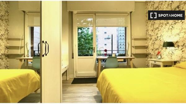 Habitación equipada en piso de 5 habitaciones en Indautxu, Bilbao