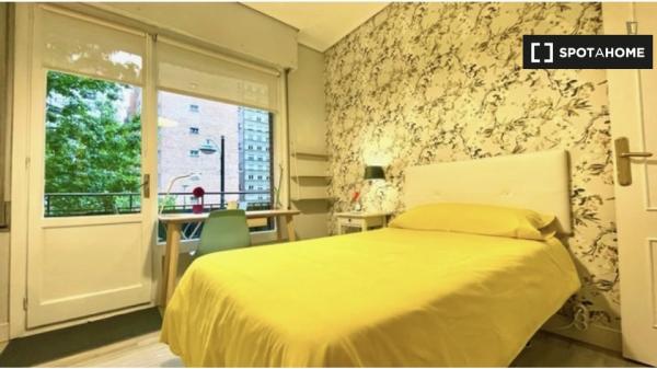 Habitación equipada en piso de 5 habitaciones en Indautxu, Bilbao