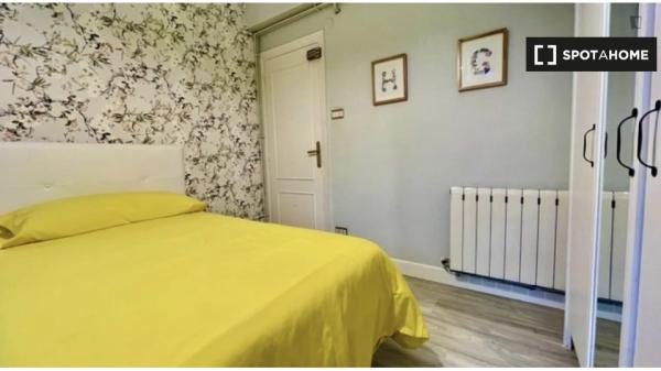 Habitación equipada en piso de 5 habitaciones en Indautxu, Bilbao