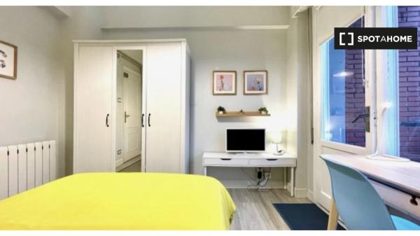 Habitación equipada en piso de 5 habitaciones en Indautxu, Bilbao