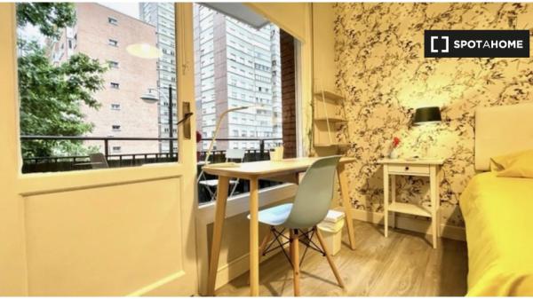 Habitación equipada en piso de 5 habitaciones en Indautxu, Bilbao