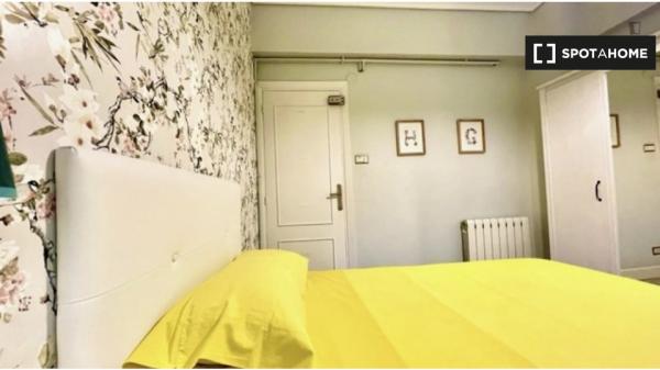 Habitación equipada en piso de 5 habitaciones en Indautxu, Bilbao