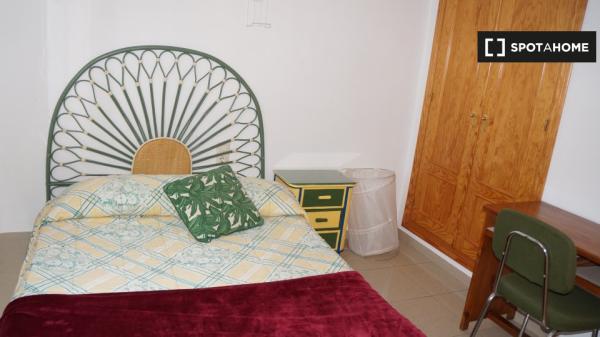 Zimmer zu vermieten in einer schönen Wohngemeinschaft in Sevilla