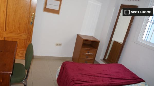 Zimmer zu vermieten in einer schönen Wohngemeinschaft in Sevilla