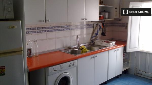 Zimmer zu vermieten in einer schönen Wohngemeinschaft in Sevilla