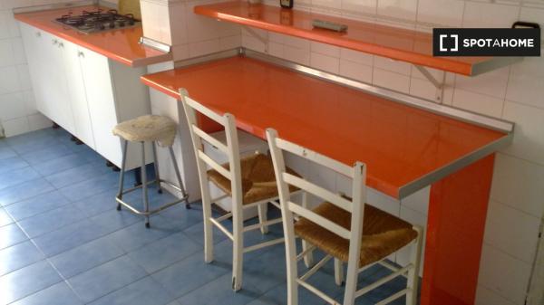 Zimmer zu vermieten in einer schönen Wohngemeinschaft in Sevilla