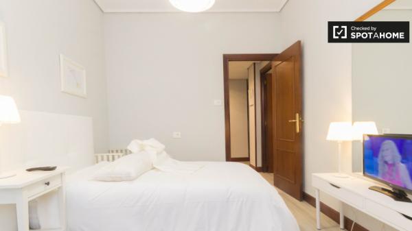 Huge room in 5-bedroom apartment in Indautxu, Bilbao