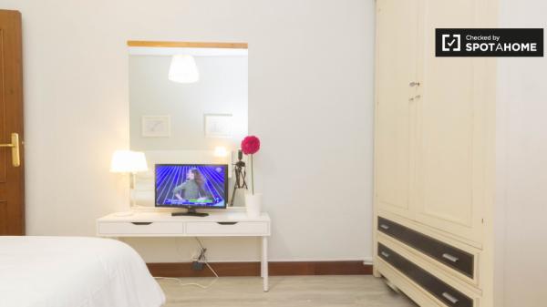 Huge room in 5-bedroom apartment in Indautxu, Bilbao