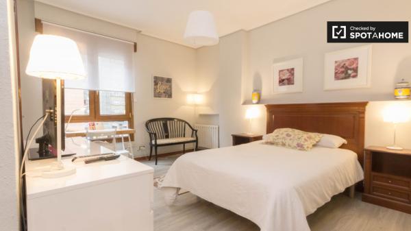 Huge room in 5-bedroom apartment in Indautxu, Bilbao