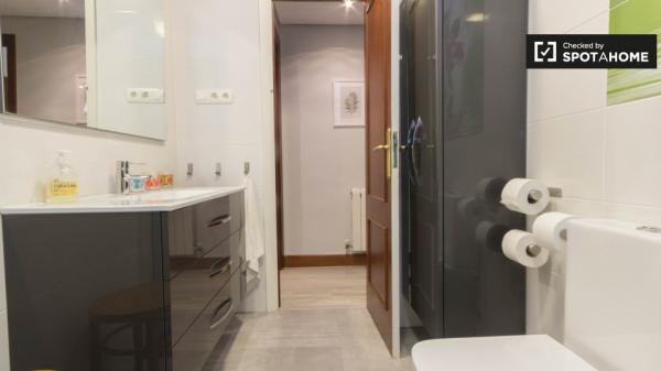 Huge room in 5-bedroom apartment in Indautxu, Bilbao