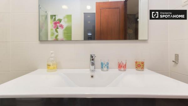 Huge room in 5-bedroom apartment in Indautxu, Bilbao