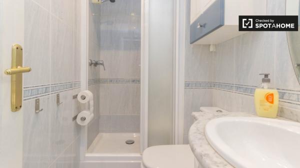 Huge room in 5-bedroom apartment in Indautxu, Bilbao