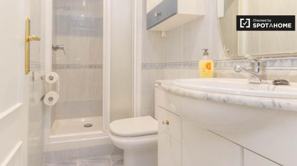 Huge room in 5-bedroom apartment in Indautxu, Bilbao