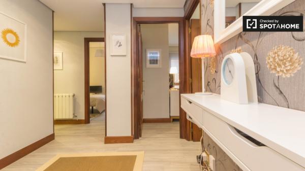 Huge room in 5-bedroom apartment in Indautxu, Bilbao