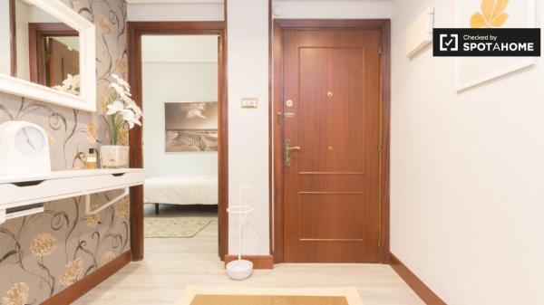 Huge room in 5-bedroom apartment in Indautxu, Bilbao