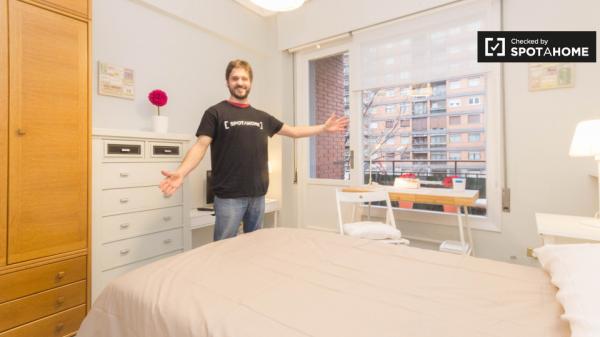 Huge room in 5-bedroom apartment in Indautxu, Bilbao