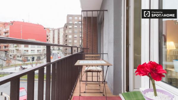 Huge room in 5-bedroom apartment in Indautxu, Bilbao