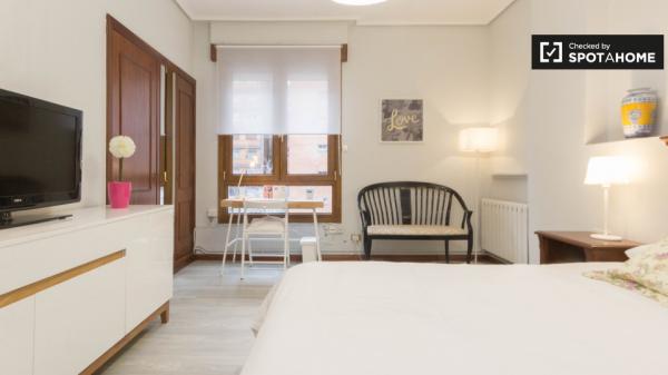 Huge room in 5-bedroom apartment in Indautxu, Bilbao