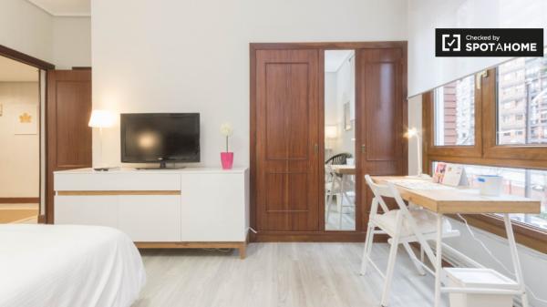 Huge room in 5-bedroom apartment in Indautxu, Bilbao