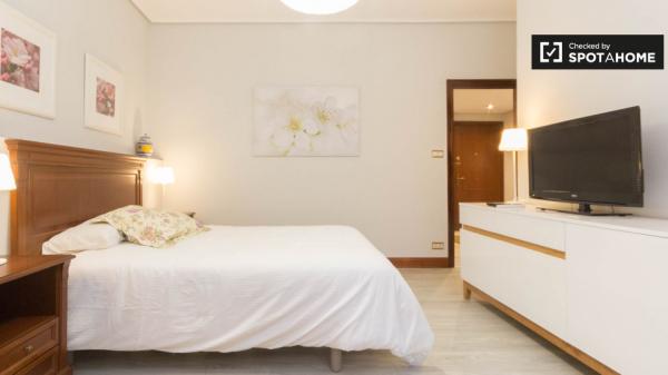 Huge room in 5-bedroom apartment in Indautxu, Bilbao