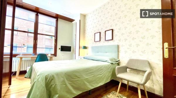 Gran habitación en un apartamento de 5 dormitorios en Abando, Bilbao