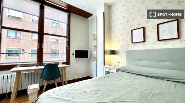 Gran habitación en un apartamento de 5 dormitorios en Abando, Bilbao